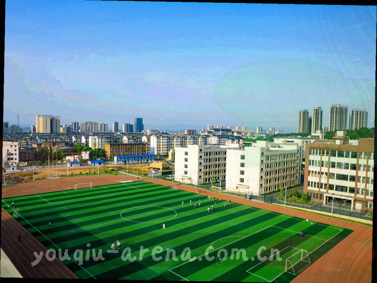 更衣室内战术板与号码牌抽象排列，浅景深，无人物